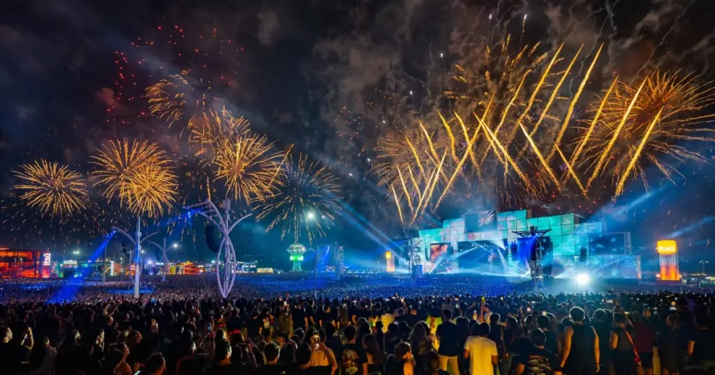 Público acompanha show e fogos no Rock in Rio